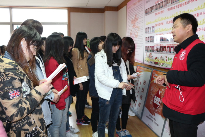 经济学院师生参观盐城市中心血站(二).JPG 经济学院师生参观盐城市中心血站(二).JPG