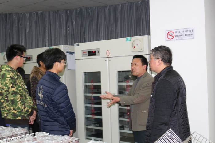 盐城市中心血站副站长赵宏祥为师生作介绍.JPG 盐城市中心血站副站长赵宏祥为师生作介绍.JPG