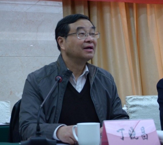 丁晓昌会长主持会议小图.jpg